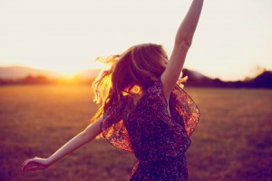 dancing-woman-sunset-sunshine-happiness-prezent-moment-now